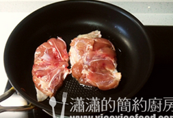 照烧鸡腿饭,平底锅放少量油,烧热后,将鸡腿肉带皮一面向下放入锅中,中火慢煎。