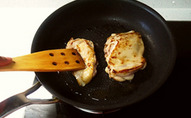 照烧鸡腿饭,待鸡皮金黄后翻面煎另一面。