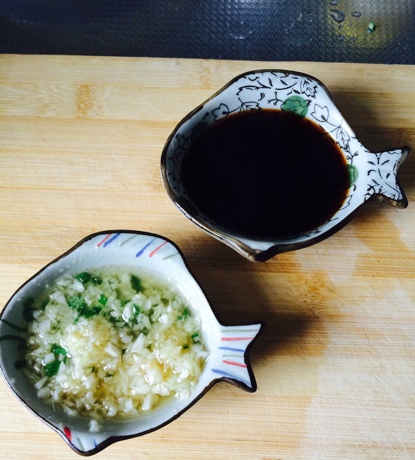 文昌鸡饭,将少许生抽加热加入糖搅拌,尝到又甜又鲜又咸就对了,第二个调味也打工告成了