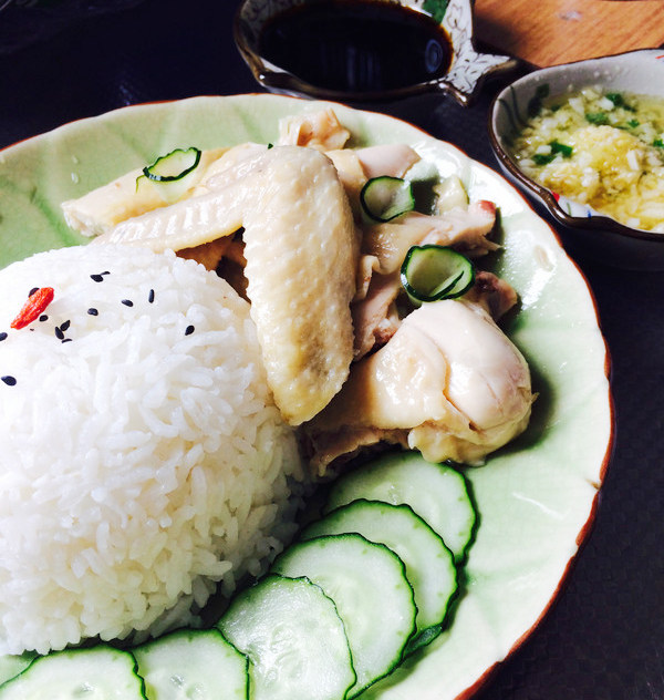 文昌鸡饭,扣一晚鸡油米饭摆盘上桌,一份香喷喷的爽滑可口的文昌鸡饭就大功告成了