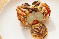 清蒸大螃蟹,先将螃蟹的脐掰下来。