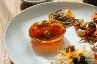 清蒸大螃蟹,往蟹壳里淋一些姜醋汁,把蟹黄吃掉。记住哦,蟹嘴的下方有一个三角锥形的部位,那个是蟹胃,不能食用。