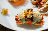 清蒸大螃蟹,在蟹身中间有一个呈六角形的片状物,那是蟹心,大寒,不能食用。