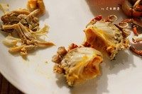 清蒸大螃蟹,用小勺舀点姜醋淋在蟹身上,然后把蟹身的蟹黄蟹膏吃干净,再将蟹身掰成两半。