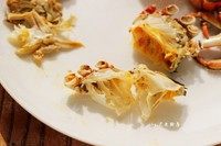 清蒸大螃蟹,将蟹身上的肉拆出吃掉,吃干净的蟹壳是呈半透明状。