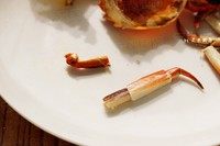 清蒸大螃蟹,用蟹脚尖粗的那一头把蟹腿前段的肉顶出来。至于蟹钳,用剪子将两边剪开,再向相反的方向掰两只钳脚就可以将蟹钳分开。