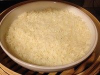 荷香糯米饭,糯米沥干水份,盛碗里干蒸20分钟至熟透。取出打散。备用