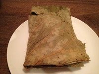 荷香糯米饭,然后两边往中间包,顶端再折回来。