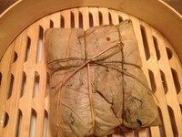 荷香糯米饭,用草绳扎起来,打个蝴蝶结