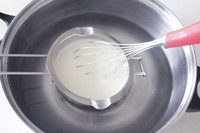 奶油小方,牛奶,淡奶油,椰浆和糖一起隔热水搅拌至糖融化