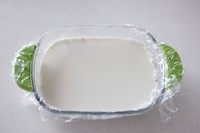 奶油小方,拌好倒入器皿里放冷藏冰箱冻1小时样子,凝固了即可