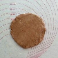 巧克力棉花糖切方,取约80克面团,擀成圆片