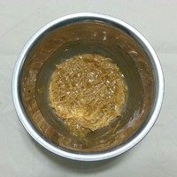 椰丝雪花薄脆,将煮好的糖浆加入到步骤1中,刮刀搅拌均匀。