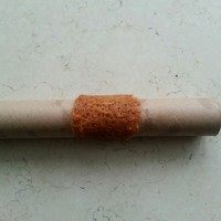 椰丝雪花薄脆,预热好的烤箱 中上层 170℃8-10分钟 烤成金黄色即可。趁冷却前,用平铲铲出 底面在上放在擀面棍上,做凹造型。因为饼干出炉很快变硬,所以要快速从烤箱中取一片整一片。