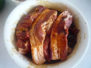 自制腊肉,调好的腌料汁倒入<a style='color:red;display:inline-block;' href='/shicai/ 428'>五花肉</a>中拌均。盖上保鲜膜,放入冰箱冷藏室腌制两三天(中间多翻动,使猪肉入味更均匀).
