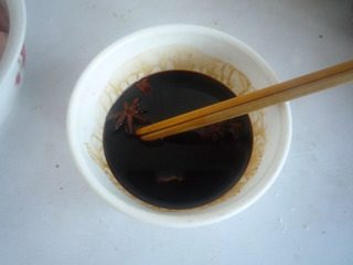 自制腊肉,老抽、生抽、食盐、冰糖(冰糖砸碎)、白酒、八角放在大碗中混合均匀,调成腌料汁。
