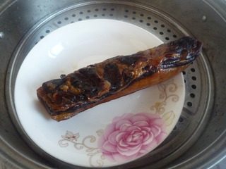 自制腊肉,取一块洗净,放盘上,入蒸锅蒸1小时。