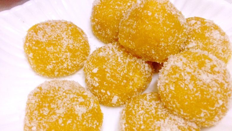 南瓜糯米丸子,蒸好的南瓜小丸子出锅摆盘就可以开吃了,颜色真好看,椰蓉的芳香和南瓜糯米溶和在一起,真是不错的选择,没牙齿的吃也香