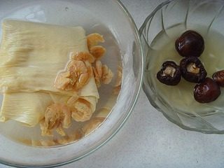 炸菠菜脯,<a style='color:red;display:inline-block;' href='/shicai/ 3068'>冬菇</a>、豆皮、<a style='color:red;display:inline-block;' href='/shicai/ 1694'>海米</a>用温水浸泡10分钟捞出。