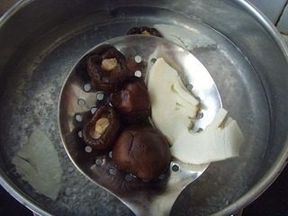 炸菠菜脯,<a style='color:red;display:inline-block;' href='/shicai/ 43'>冬笋</a>、冬菇下入沸水锅中汆烫捞出,沥干水分。