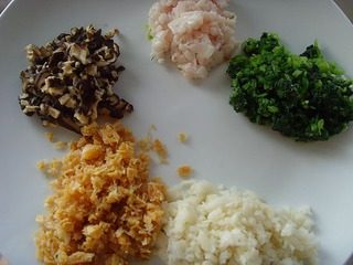 炸菠菜脯,将菜丁放入碗内,加盐、料酒、葱汁水调制成菠菜馅。
