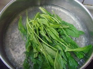 炸菠菜脯,海米、肥肉膘、冬笋、冬菇均切成小丁,菠菜切碎末备用。
