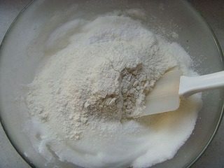 炸菠菜脯,加入过筛<a style='color:red;display:inline-block;' href='/shicai/ 519'>面粉</a>、干淀粉,搅成暄糊。