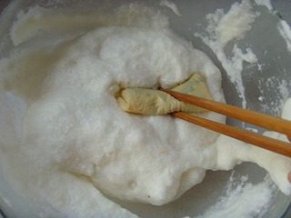 炸菠菜脯,将原料逐个挂匀暄糊,