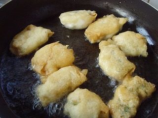 炸菠菜脯,菠菜脯炸至杏黄色,捞出控油装盘即成。