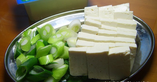 辣白菜汤,1先准备好配料:
五花肉切片
<a style='color:red;display:inline-block;' href='/shicai/ 138'>大葱</a>切段
<a style='color:red;display:inline-block;' href='/shicai/ 465'>豆腐</a>切块