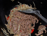 仔姜炒牛肉丝,将炒好的牛肉丝倒入锅中,和所有材料混合,如喜欢有点汤汁,可以略加一点水,撒入香葱段,翻匀即可。