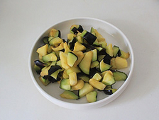 梅干菜烧茄子,<a style='color:red;display:inline-block;' href='/shicai/ 58'>茄子</a>洗净切滚刀块,撒上盐(分量外)拌匀腌制20分钟,然后用清水冲洗下,攥干水份备用。
