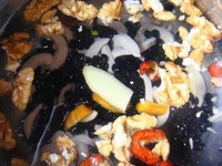 核桃黑豆炖猪腰,全部材料加入2升冷水中,大火烧开后,倒入砂锅内炖120分钟。