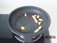 梅干菜烧茄子,利用锅底余油,下蒜瓣和干辣椒炒出香味。