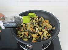梅干菜烧茄子,下茄子同梅干菜翻炒均匀,调入有机酱油。