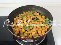 孜然土豆,放切好的香菜段,拌匀即可关火食用。