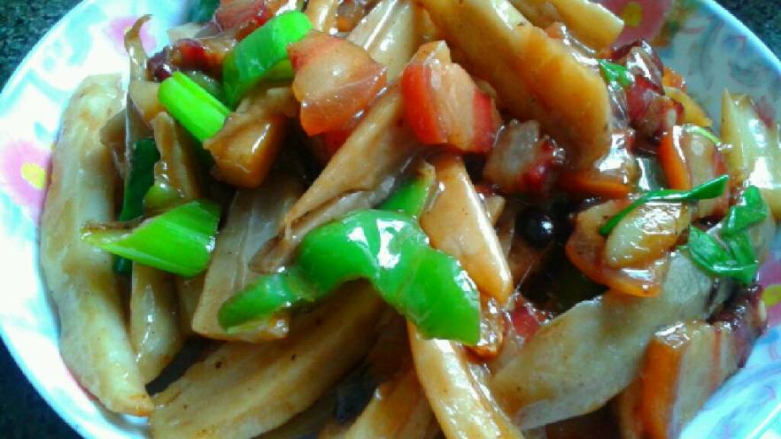 腊肉炒藕条。