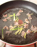 老鸭粉丝汤,锅入油,将葱段,姜丝爆香,加入<a style='color:red;display:inline-block;' href='/shicai/ 845'>高汤</a>一碗煮沸,先将鸭胗放入
