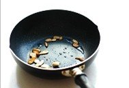 蒜香牛肉炒饭 ,锅里油热后放入蒜片,炒至金黄色出捞出备用。