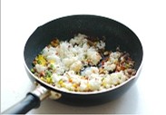 蒜香牛肉炒饭 ,倒入冷炒饭翻炒,米饭如果有块状用铲子背面压碎。