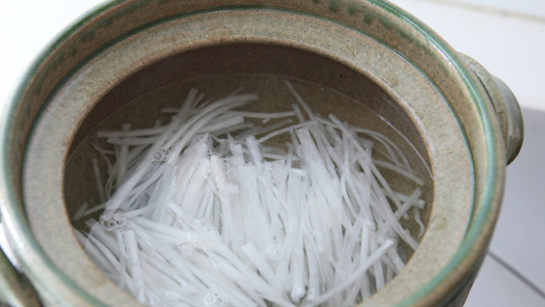 虾丸萝卜汤 ,捞出虾丸,放入凉水碗中浸泡5分钟左右,使虾丸更紧实。