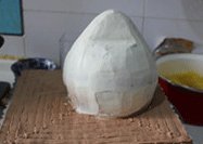 立体龙猫奶油生日蛋糕,全身涂满奶油,抹匀。
