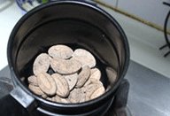 熊出没立体巧克力奶油蛋糕,白色的60%巧克力币隔水加热到水温50度融化,装入裱花袋,剪小口先做白色的眼框