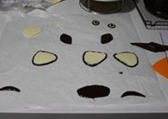熊出没立体巧克力奶油蛋糕,黑色巧克力约50克同方法融化,做眉毛,鼻子,眼睛,耳朵,嘴巴