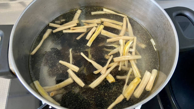 醋溜木须肉,加入木耳黄花菜,焯水一分钟,捞出冲洗沥水备用。黄花菜一定要焯水
