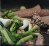 蒜香辣炒腰花,锅烧热,放茶油,少许<a style='color:red;display:inline-block;' href='/shicai/ 700'>花椒</a>,炒香,放入切好的腰花,炒至变色