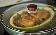 黑木耳蒸鸡翅,锅里烧水,水开后上锅蒸大约15~20分钟,以鸡翅熟透为准(这一步蒸好已经可以直接吃了,我大多数时候自己吃的话就做到这一步为止了,不过有时候为了好看,可以继续下面的步骤)