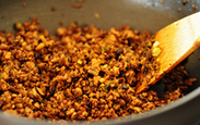 碎米芽菜肉臊面,继续翻炒至猪肉吐油,加入<a style='color:red;display:inline-block;' href='/shicai/ 10588'>糖</a>继续翻炒一会儿,尝尝味道就可以盛起来了