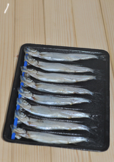香煎椒盐多春鱼,<a style='color:red;display:inline-block;' href='/shicai/ 383'>多春鱼</a>洗净表面,去腮同时拉出肠子。