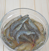 龙井茶香虾,把泡好的茶滤出茶汁,加一小勺盐,把处理好的虾放入浸泡二三十分钟,去腥入味。